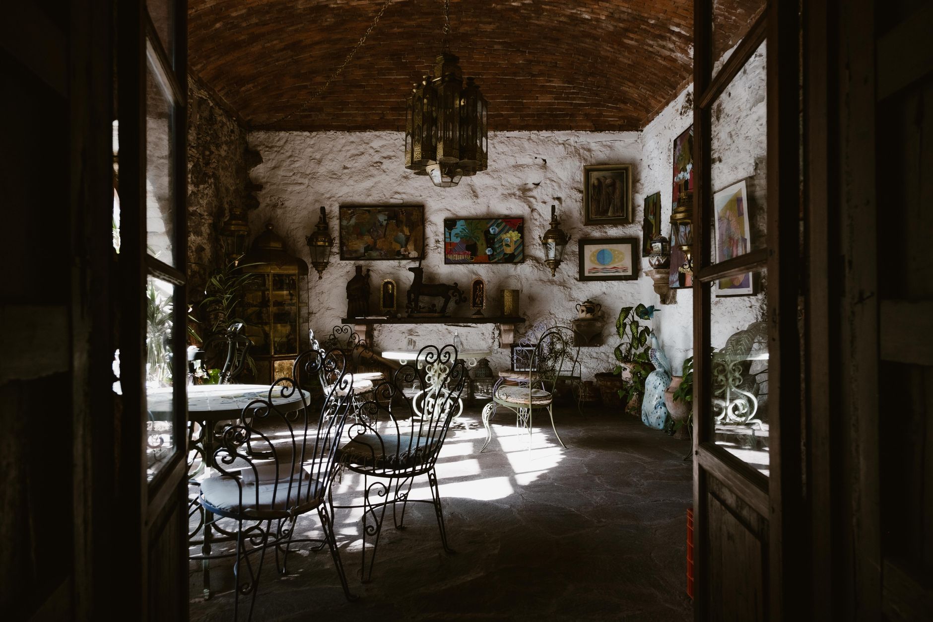 Visual Contrast and the Psychology of Eclectic Spaces furthermore historical